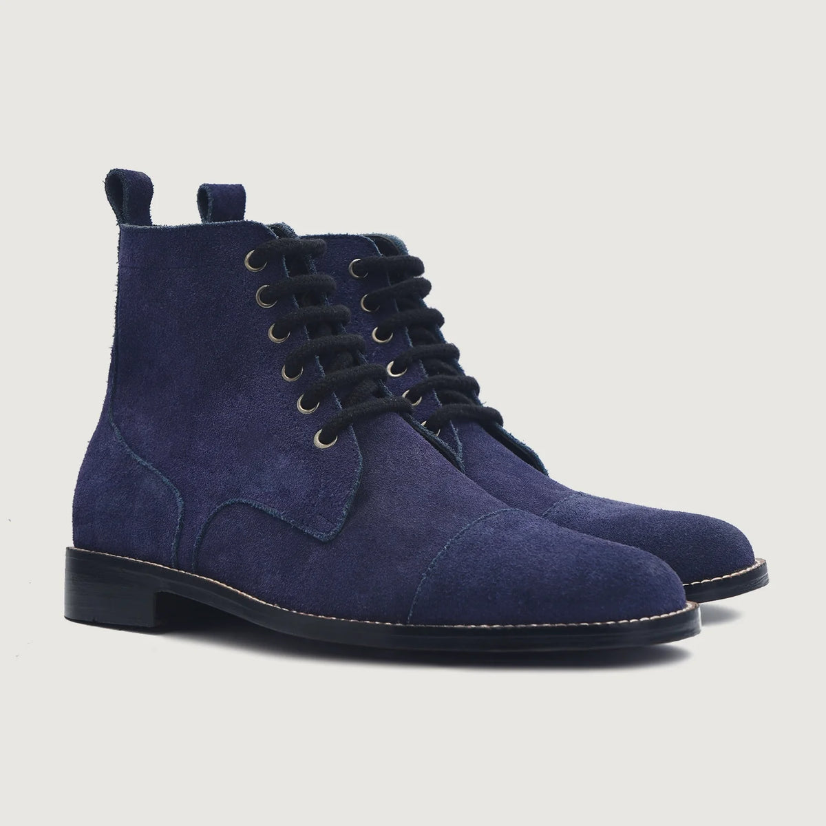 Knight Derby Midnight Bleu Suede Bottines en cuir pour Homme For Men in Midnight Blue Goatskin Suede - Vue de profil | Acheter en ligne