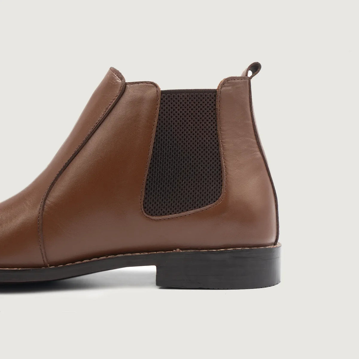 High-Traction Rubber Outsole & Lug Tread Pattern on Clarkson Chelsea Marron Bottines en cuir pour Homme For Men