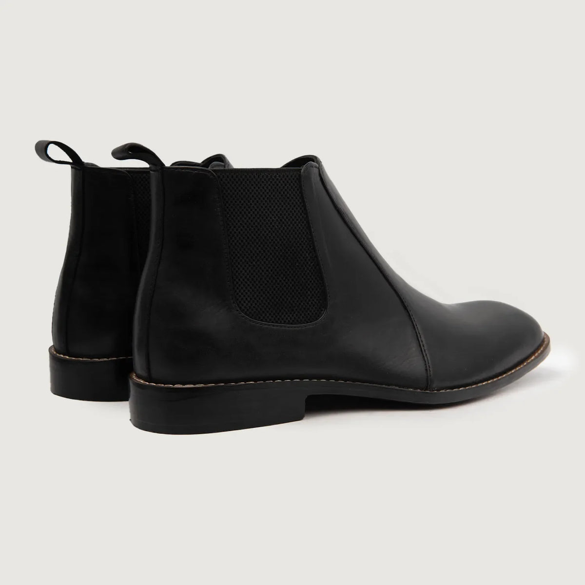 High-Traction Rubber Outsole & Lug Tread Pattern on Clarkson Chelsea Noir Bottines en cuir pour Homme For Men