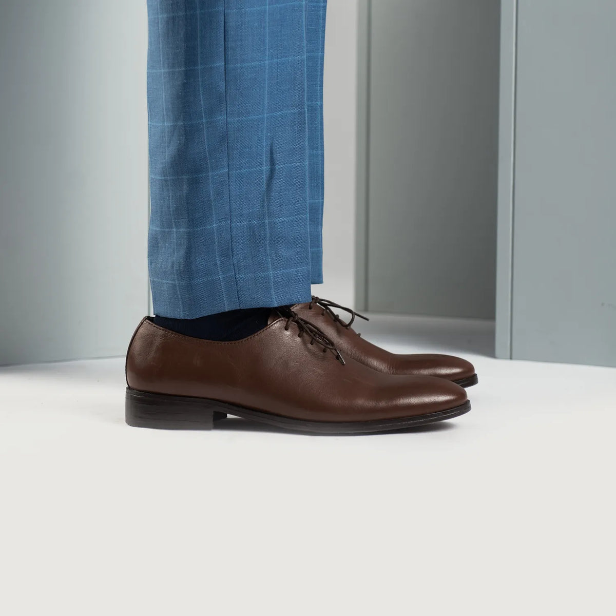 Perspective portée de Director Wholecut Marron Chaussures en cuir pour Homme For Men sur modèle - Tombé naturel à la lumière du jour