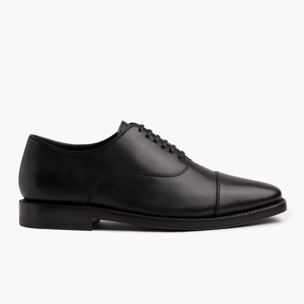 Black Full-Grain leather Sneakers - Montage cousu Goodyear & détail de l'embout avant