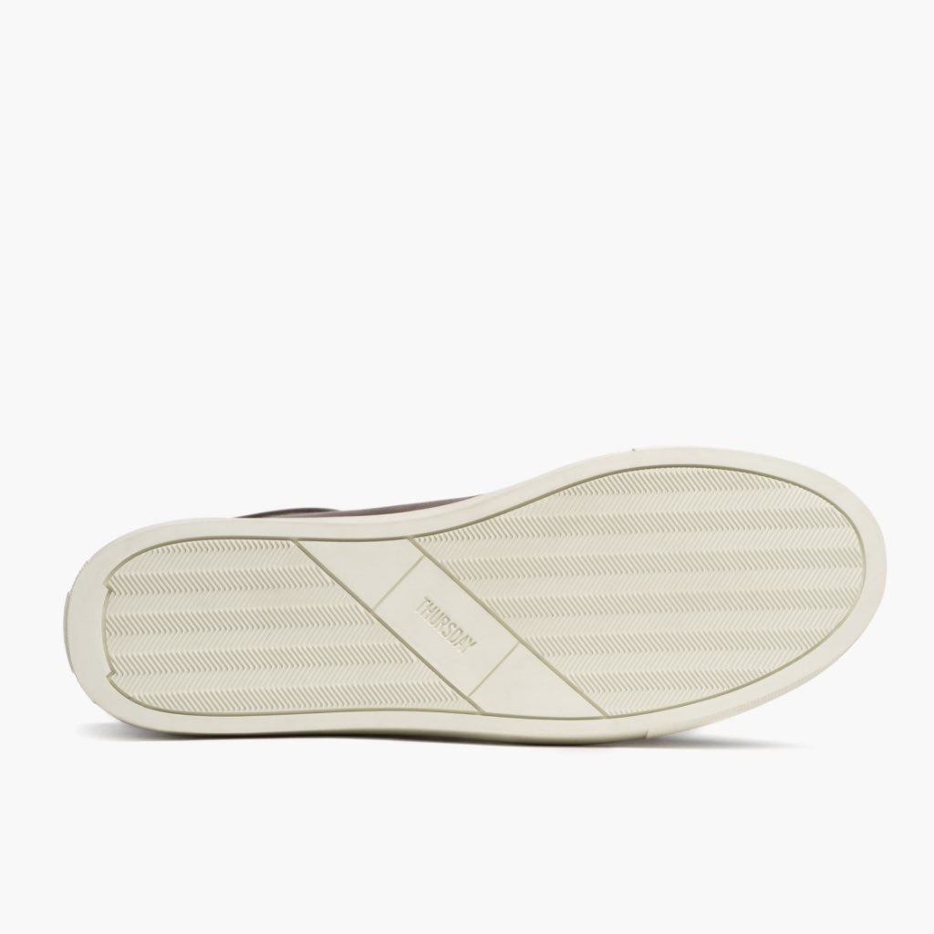 High-Traction Rubber Outsole & Lug Tread Pattern on Premier Low Top Coffee Baskets en cuir pour Homme For Men