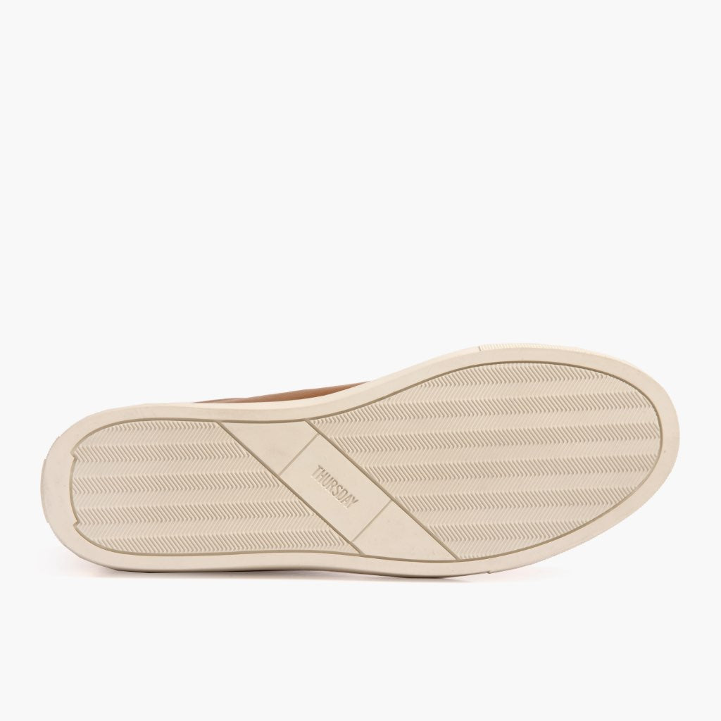 High-Traction Rubber Outsole & Lug Tread Pattern on Premier Low Top Caramel Baskets en cuir pour Homme For Men