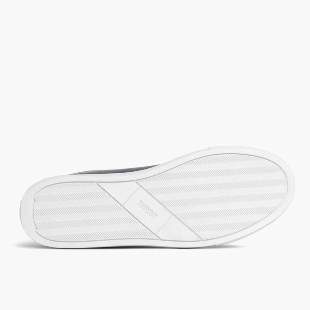 High-Traction Rubber Outsole & Lug Tread Pattern on Premier Low Top Deep Bleu Baskets en cuir pour Homme For Men