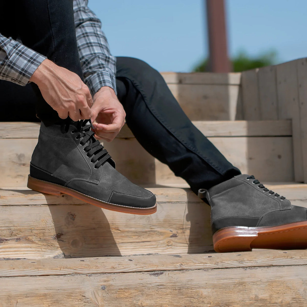High-Traction Rubber Outsole & Lug Tread Pattern on Carnell Bottines Moc Toe en daim gris pour Homme