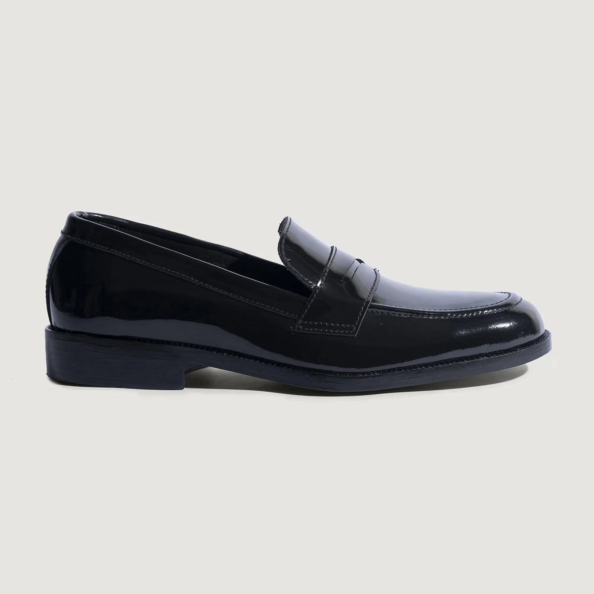 Patent Black Full-Grain leather Loafers - Montage cousu Goodyear & détail de l'embout avant