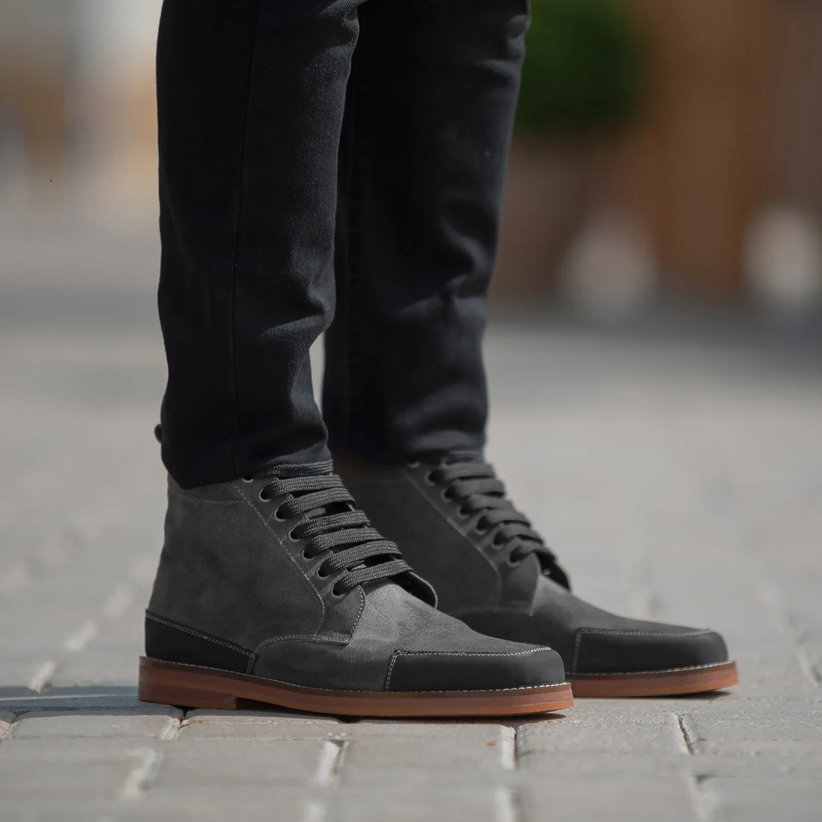 Carnell Bottines Moc Toe en daim gris pour Homme in Distressed Grey Goatskin Suede - Vue de profil | Acheter en ligne