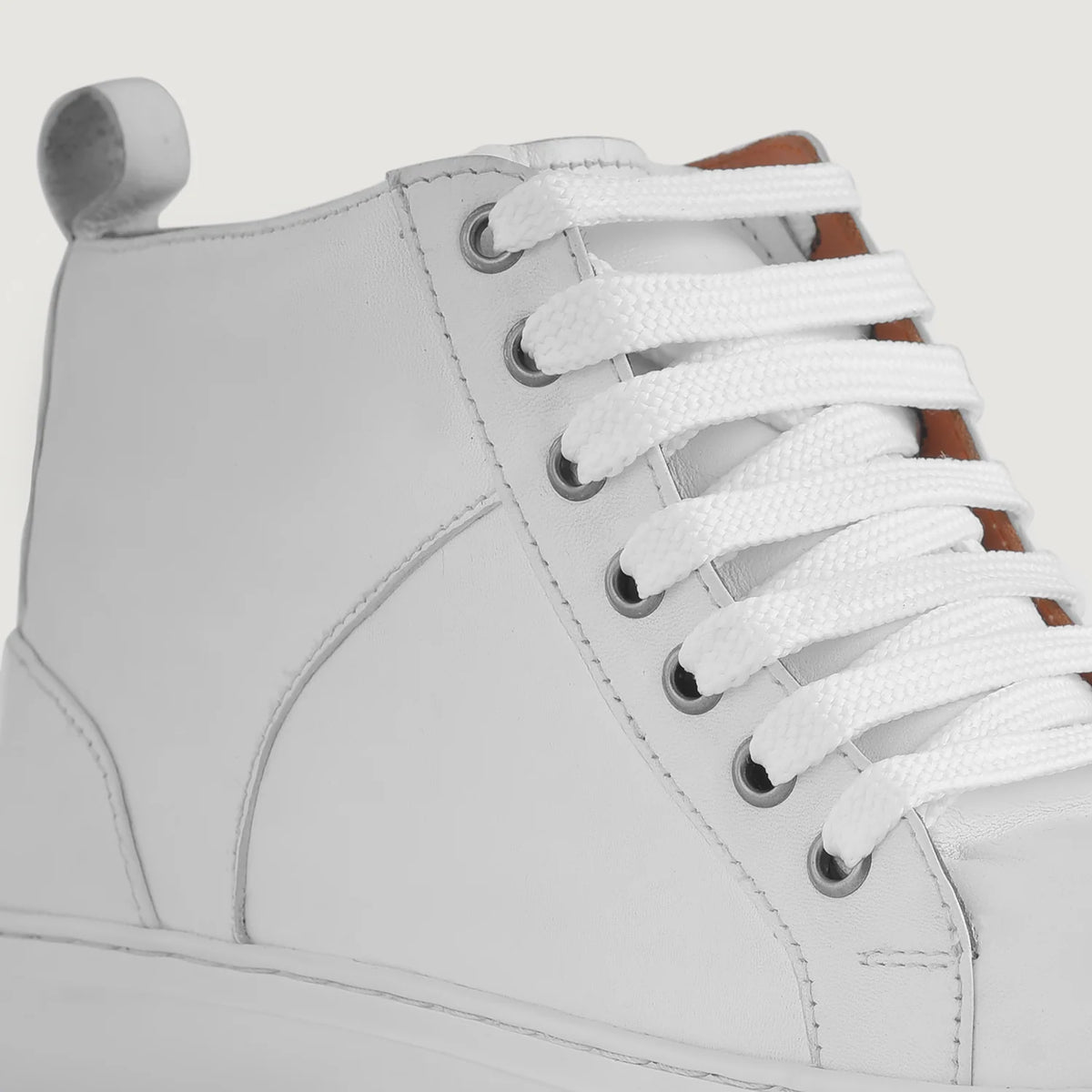 High-Traction Rubber Outsole & Lug Tread Pattern on Marty High Top Blanc Baskets en cuir pour Homme