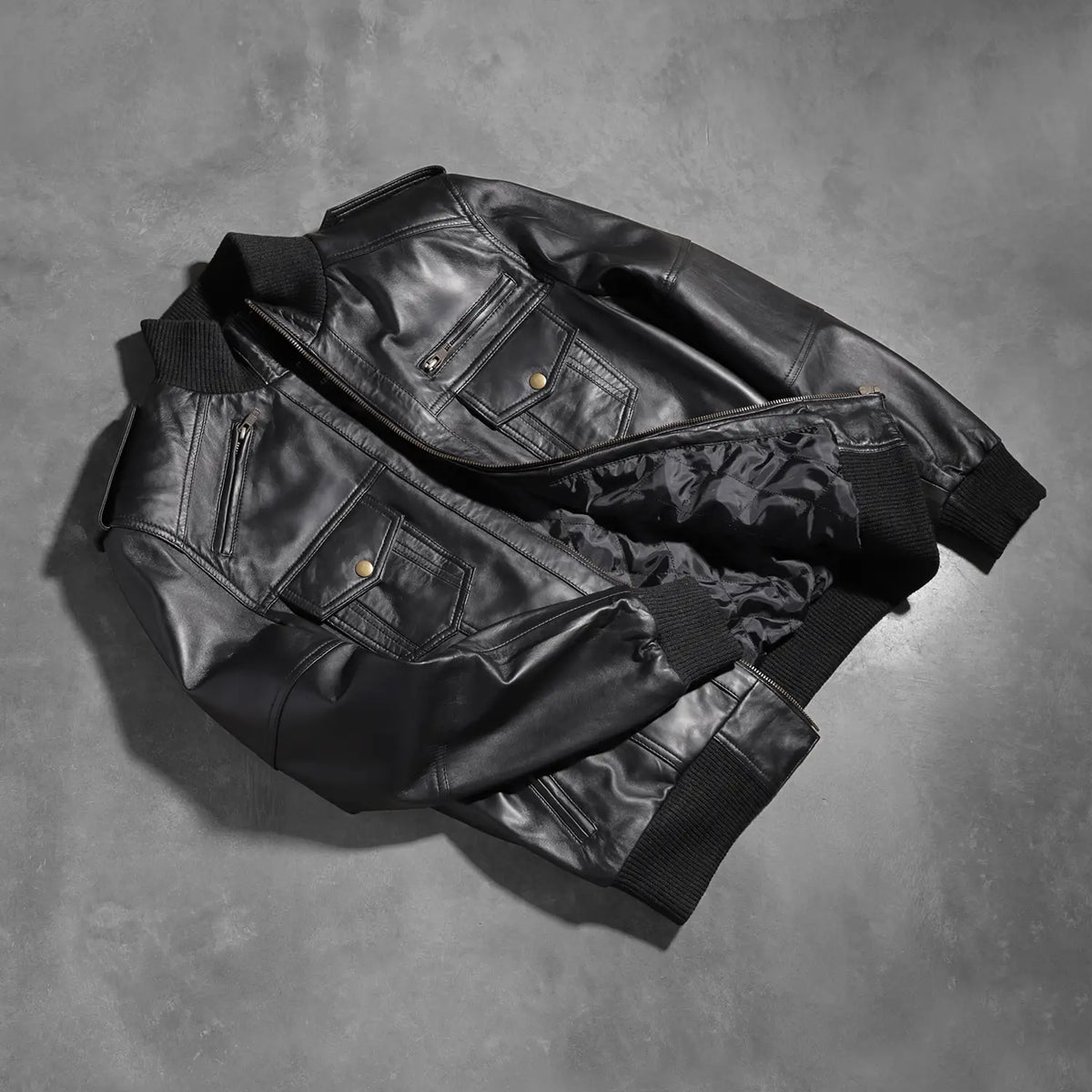 Rib knit &amp; Hem Craftsmanship Construction Detail on Men's Agent Shadow Noir Blouson Bomber en Cuir pour Homme
