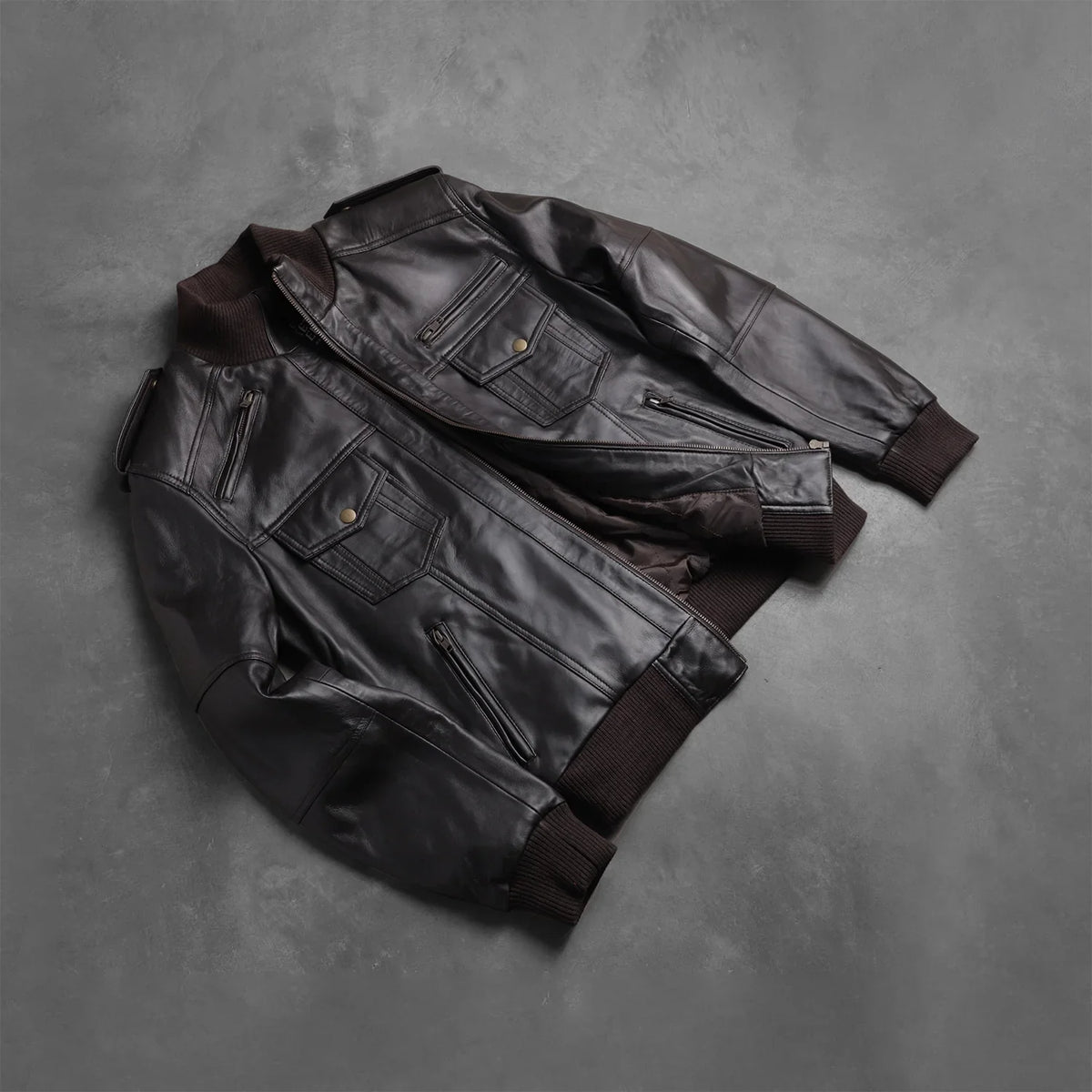 Rib knit &amp; Hem Craftsmanship Construction Detail on Men's Agent Shadow Marron Blouson Bomber en Cuir pour Homme