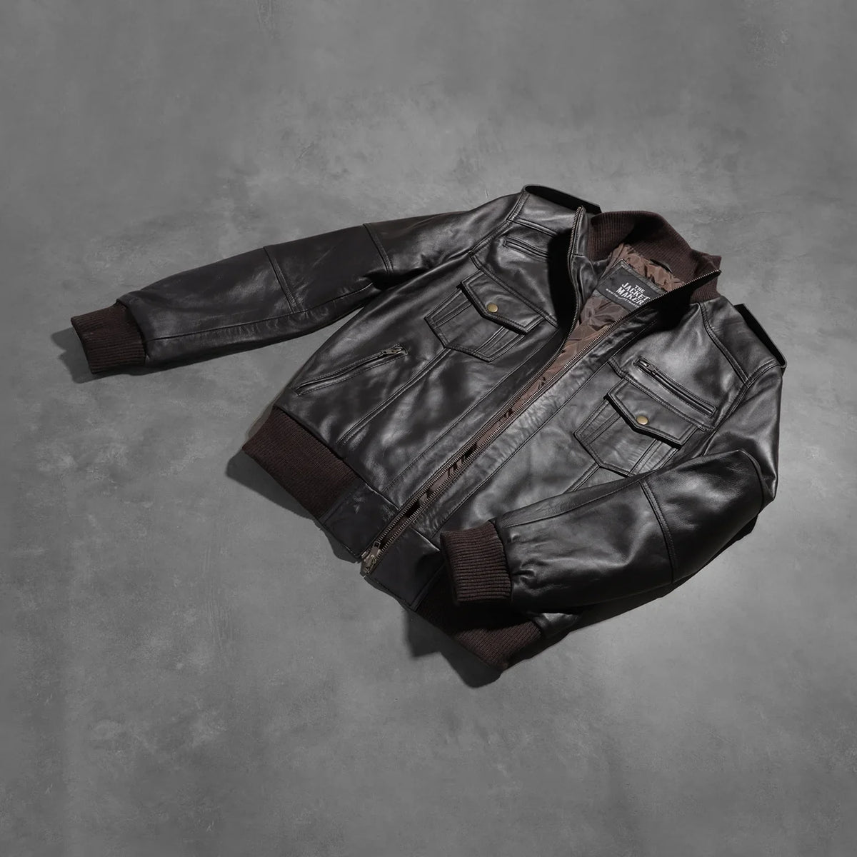Styled Fit Perspective of Men's Agent Shadow Marron Blouson Bomber en Cuir pour Homme on Model - Natural Daylight Drape