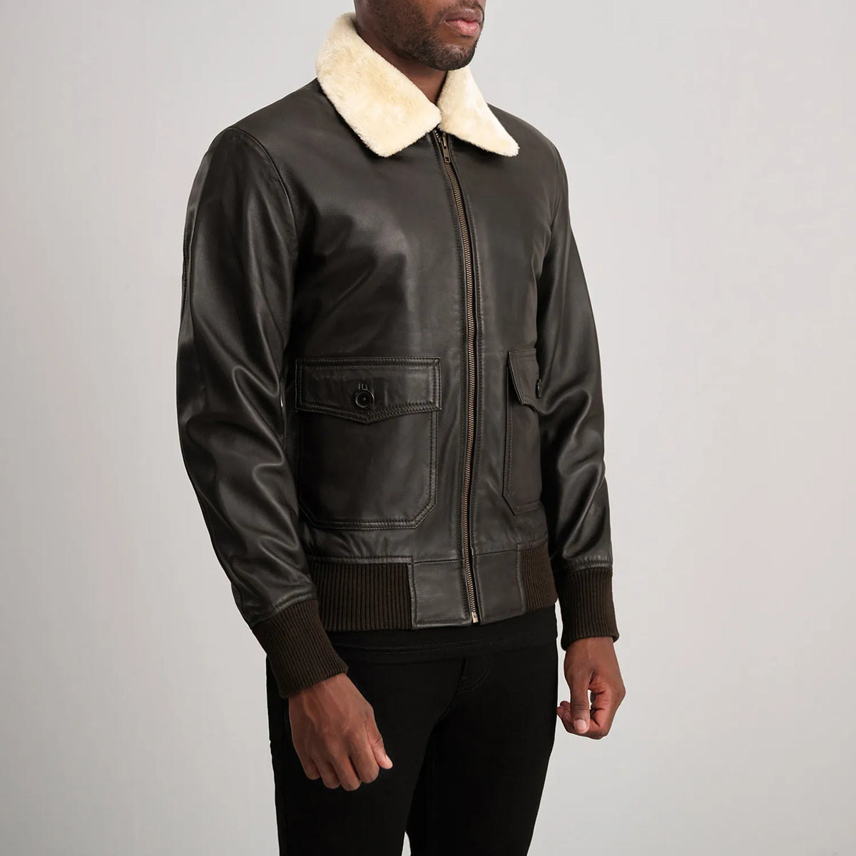 
Brown Sheepskin Leather Bomber Jacket - Vue arrière montrant la carrure ajustée et l'ourlet net