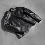 
Perspective portée de Alex Black Leather Biker Jacket sur modèle - Tombé naturel à la lumière du jour