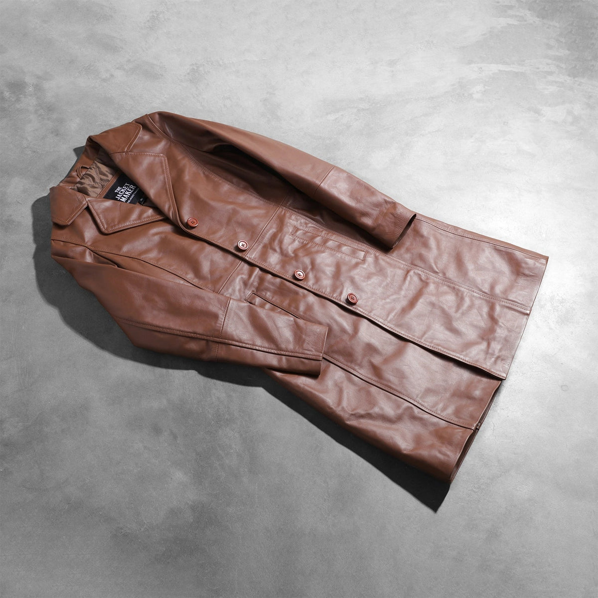 Open Hem &amp; Hem Craftsmanship Construction Detail on Women's Alice Marron Double Breasted Manteau en Cuir pour Femme