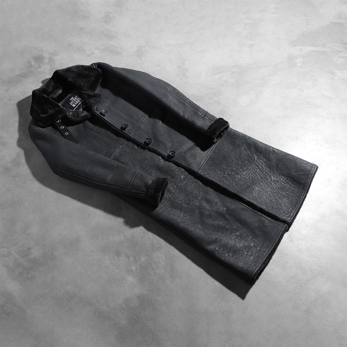 Open Hem &amp; Hem Craftsmanship Construction Detail on Women's Alina Shearling Noir Manteau en Cuir pour Femme