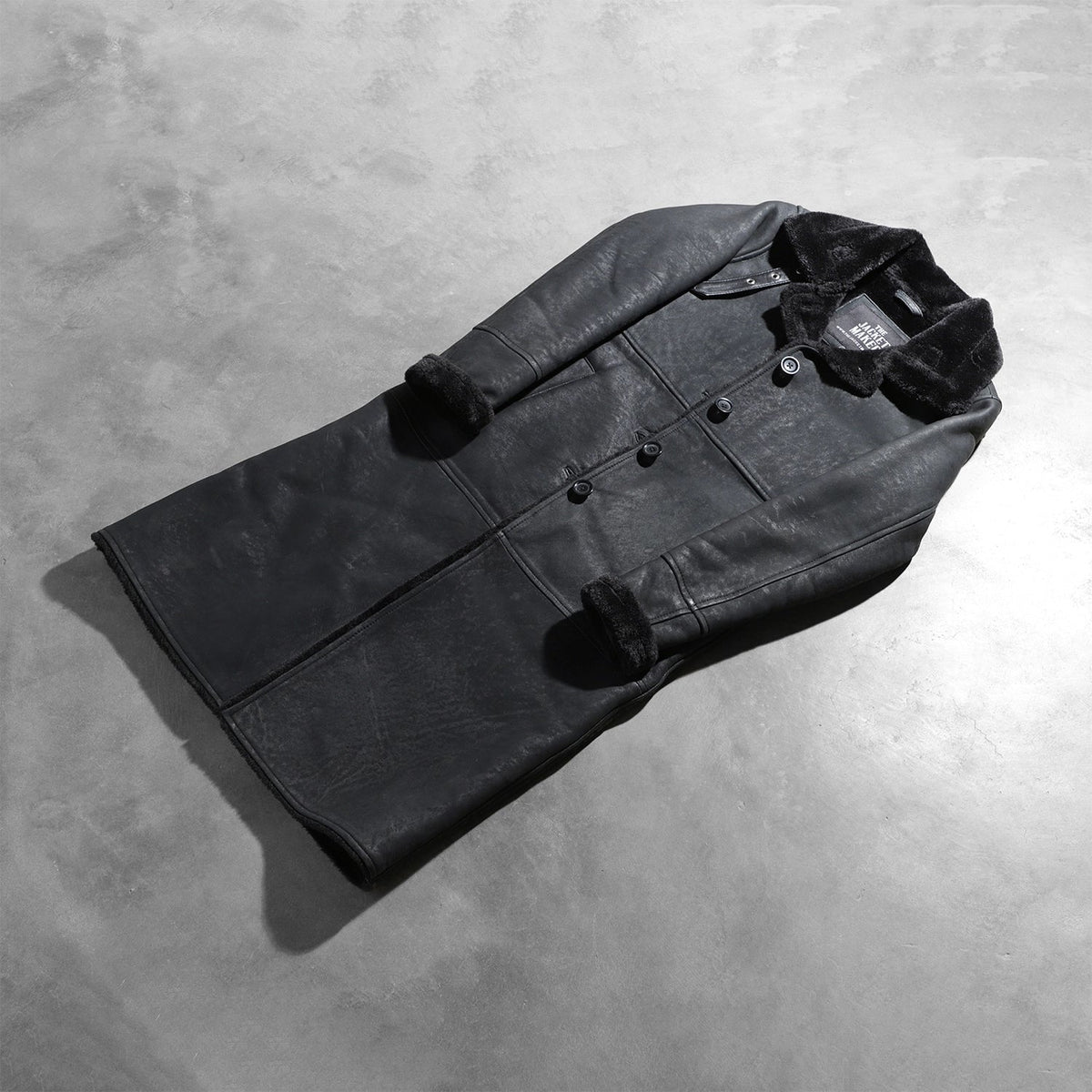 Styled Fit Perspective of Women's Alina Shearling Noir Manteau en Cuir pour Femme on Model - Natural Daylight Drape