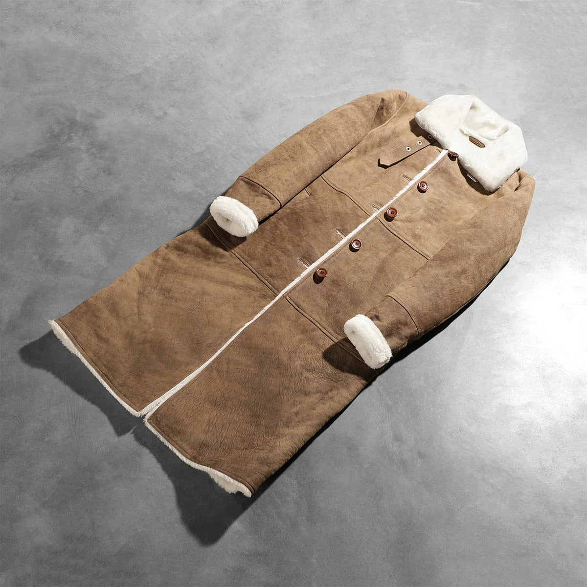 Styled Fit Perspective of Women's Alina Shearling Marron Manteau en Cuir pour Femme on Model - Natural Daylight Drape
