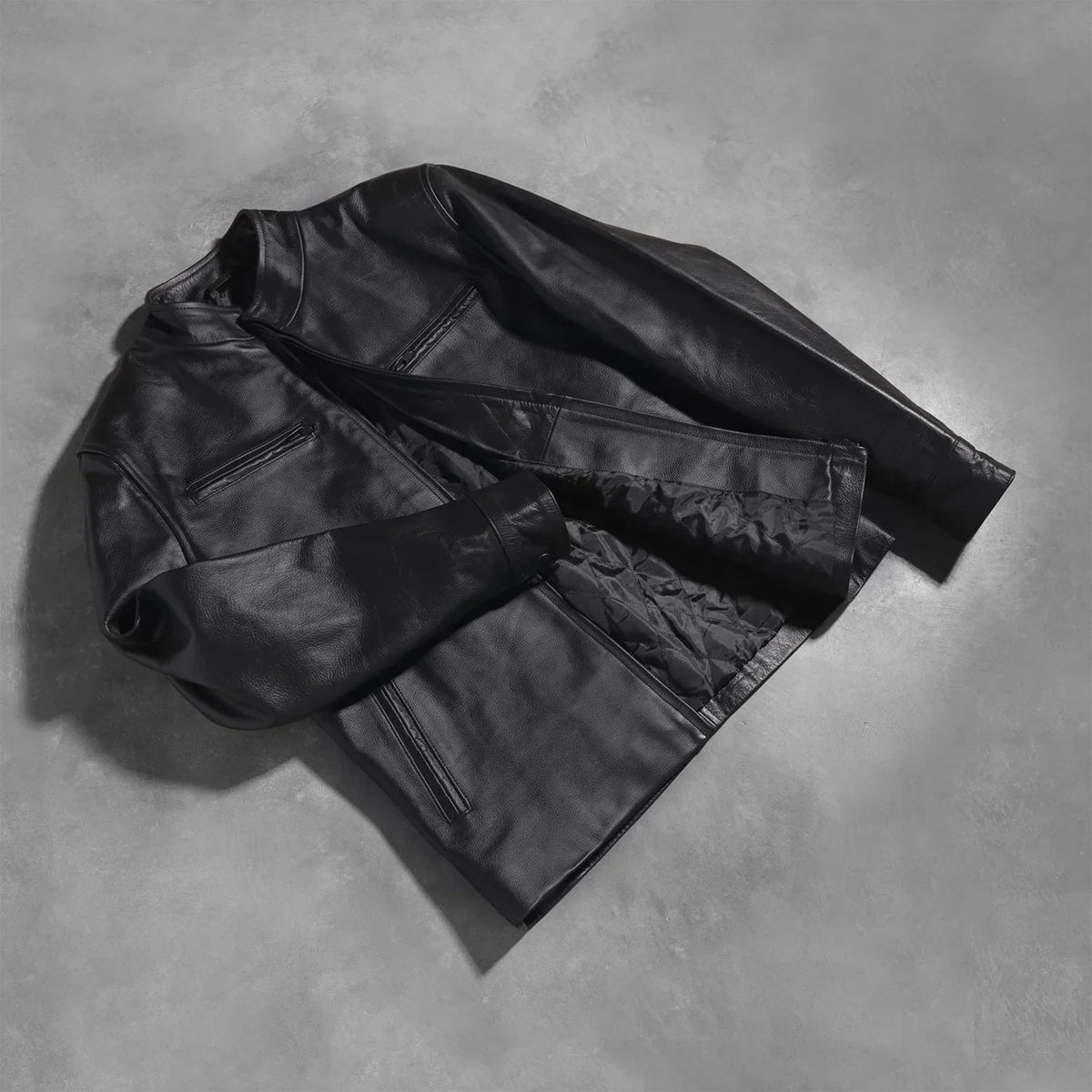 Styled Fit Perspective of Austere Matte Noir Veste Motard en Cuir pour Homme on Model - Natural Daylight Drape