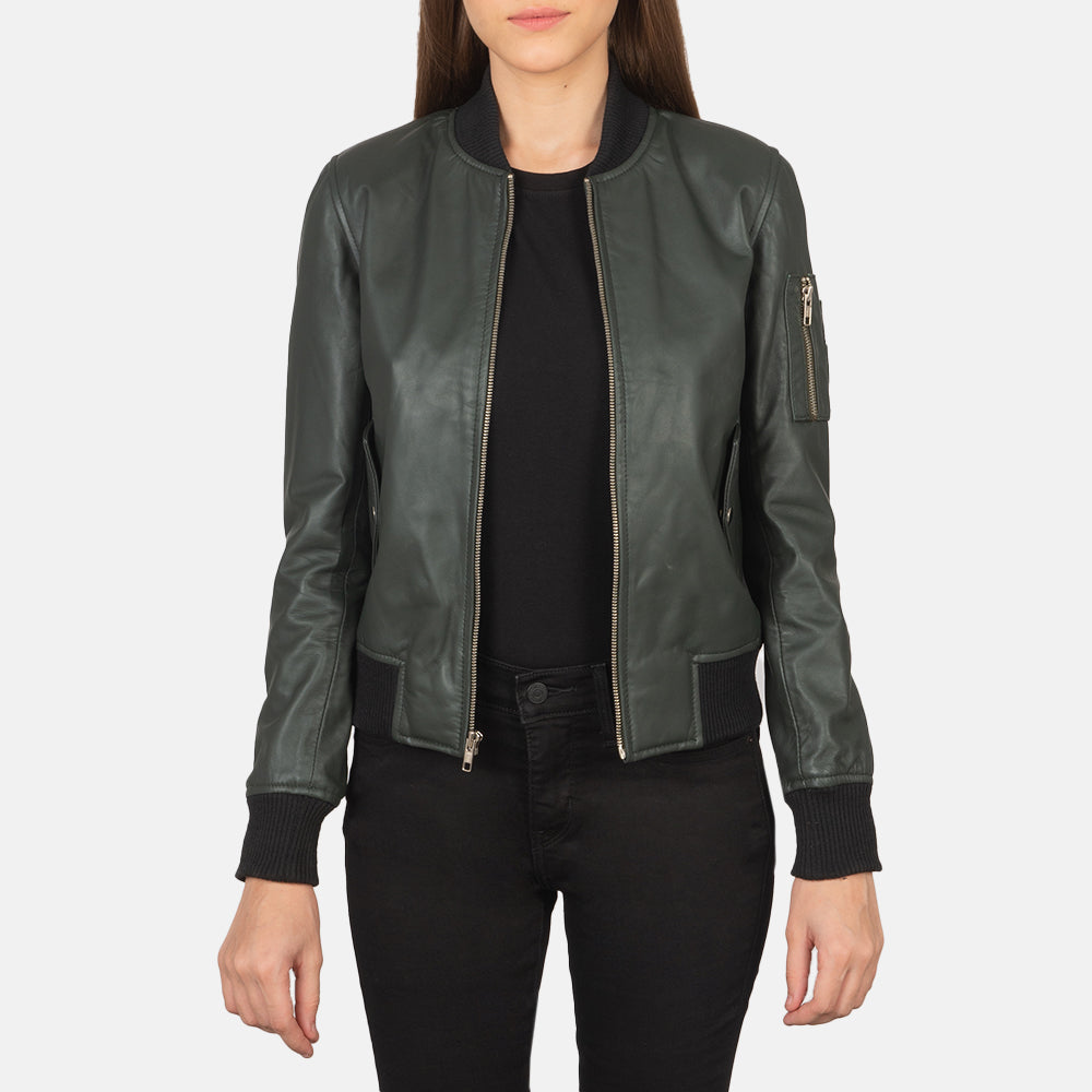 Ava Ma-1 Green Leather Bomber Jacket in Green Sheepskin Leather - Vue de face &amp; silhouette ajustée | Acheter en ligne