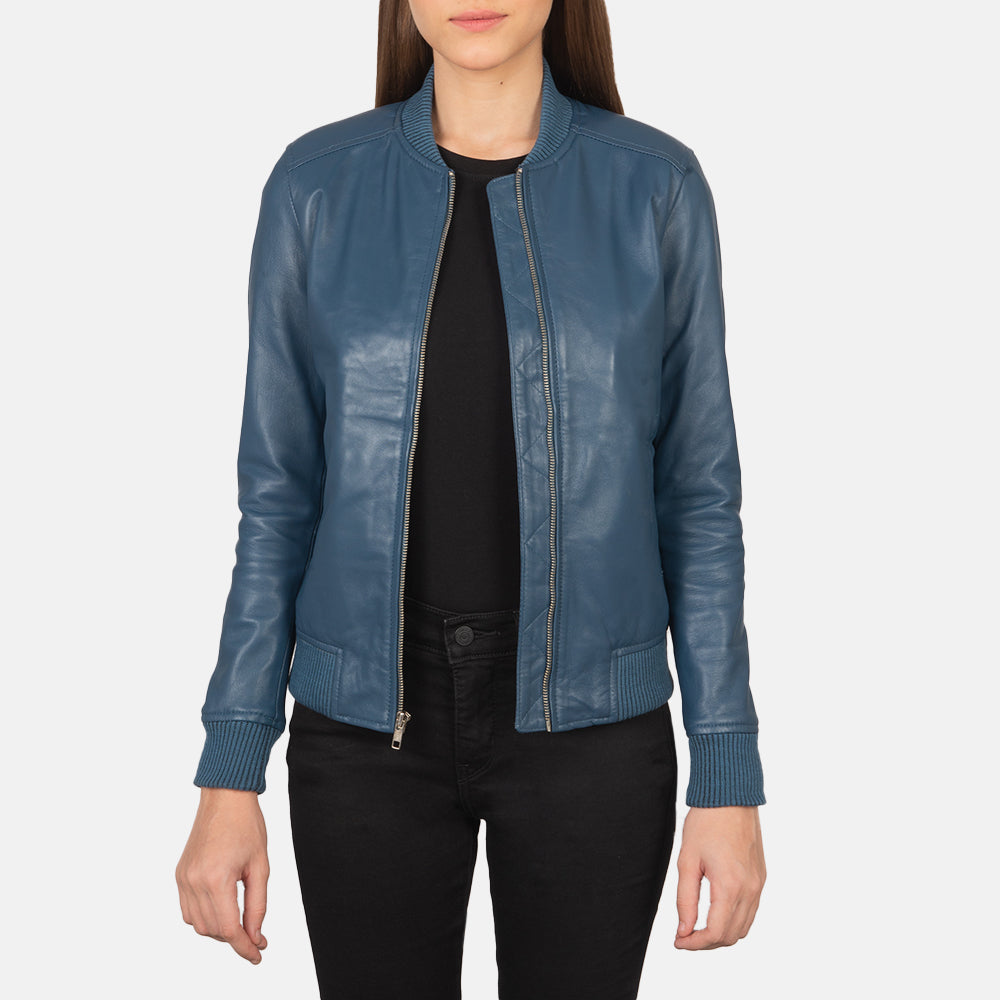 
Bliss Bleu Blouson Bombardier en Cuir pour Femme in Blue Sheepskin Leather - Vue de face & silhouette ajustée | Acheter en ligne