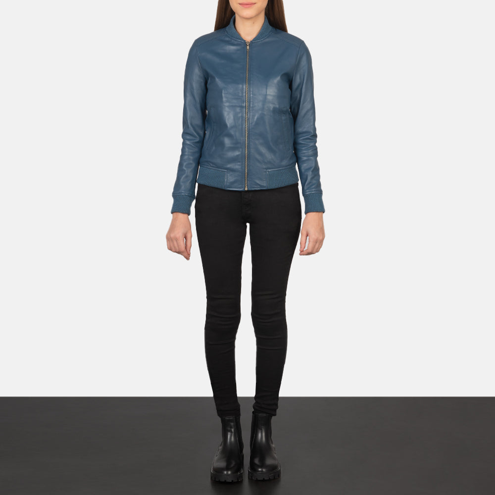 
Bliss Bleu Blouson Bombardier en Cuir pour Femme - Vue de profil mettant en valeur la coupe de manche ergonomique