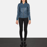 
Bliss Bleu Blouson Bombardier en Cuir pour Femme - Vue de profil mettant en valeur la coupe de manche ergonomique