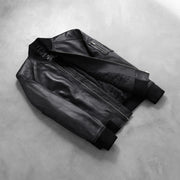 
Perspective portée de Bomia Ma-1 Black Leather Bomber Jacket sur modèle - Tombé naturel à la lumière du jour