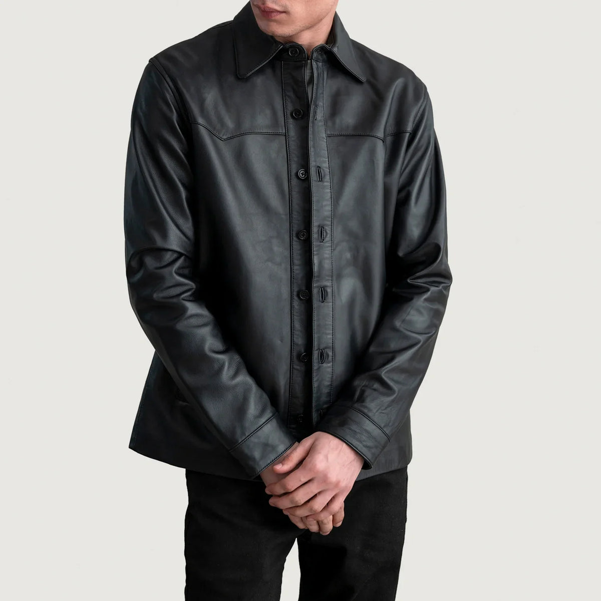 Bronco Noir Leather Shirt pour Homme in Black Sheepskin Leather - Vue de face &amp; silhouette ajustée | Acheter en ligne