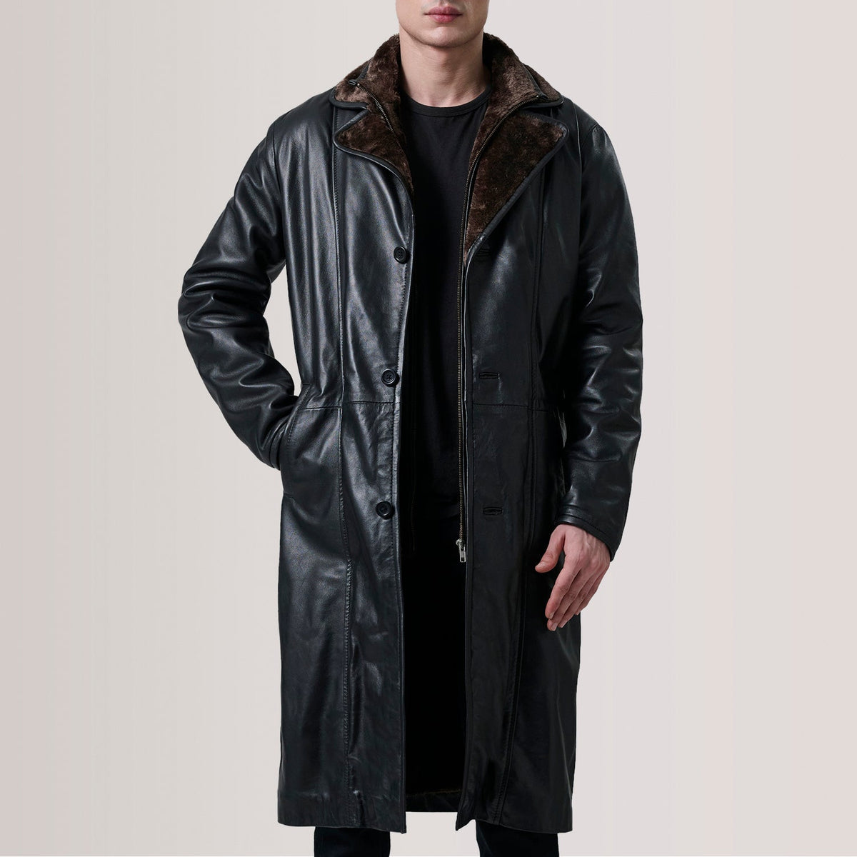 Cai Noir Leather Shearling Manteau en Cuir pour Homme For Men in Black Sheepskin Leather - Vue de face &amp; silhouette ajustée | Acheter en ligne