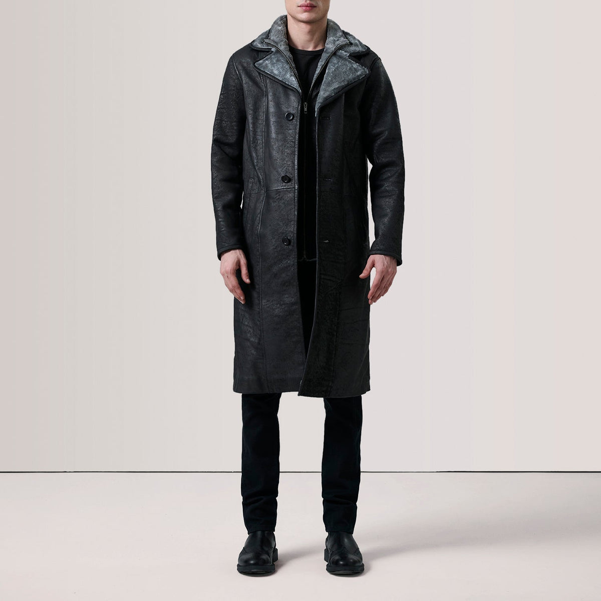 
Distressed Black Sheepskin Snuffed Aviator Jacket - Vue arrière montrant la carrure ajustée et l'ourlet net