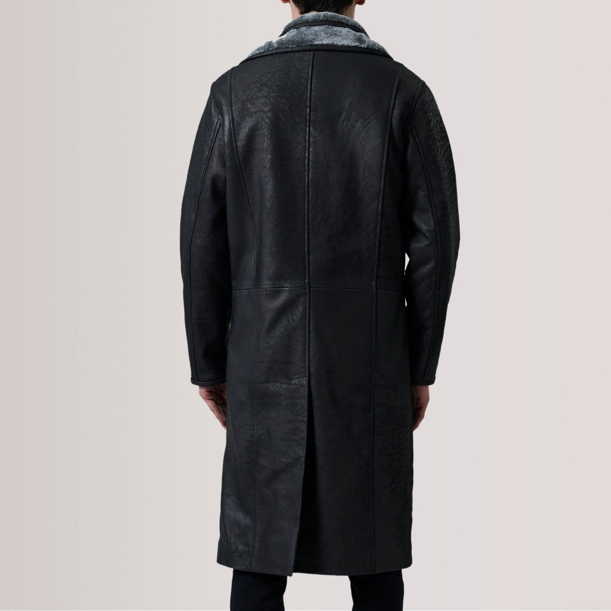 
Vue détaillée of Notch & Button Hardware on Cai Noir Vieilli Leather Shearling Manteau en Cuir pour Homme For Men
