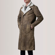 
Cai Marron Vieilli Leather Shearling Manteau en Cuir pour Homme For Men - Vue de profil mettant en valeur la coupe de manche ergonomique