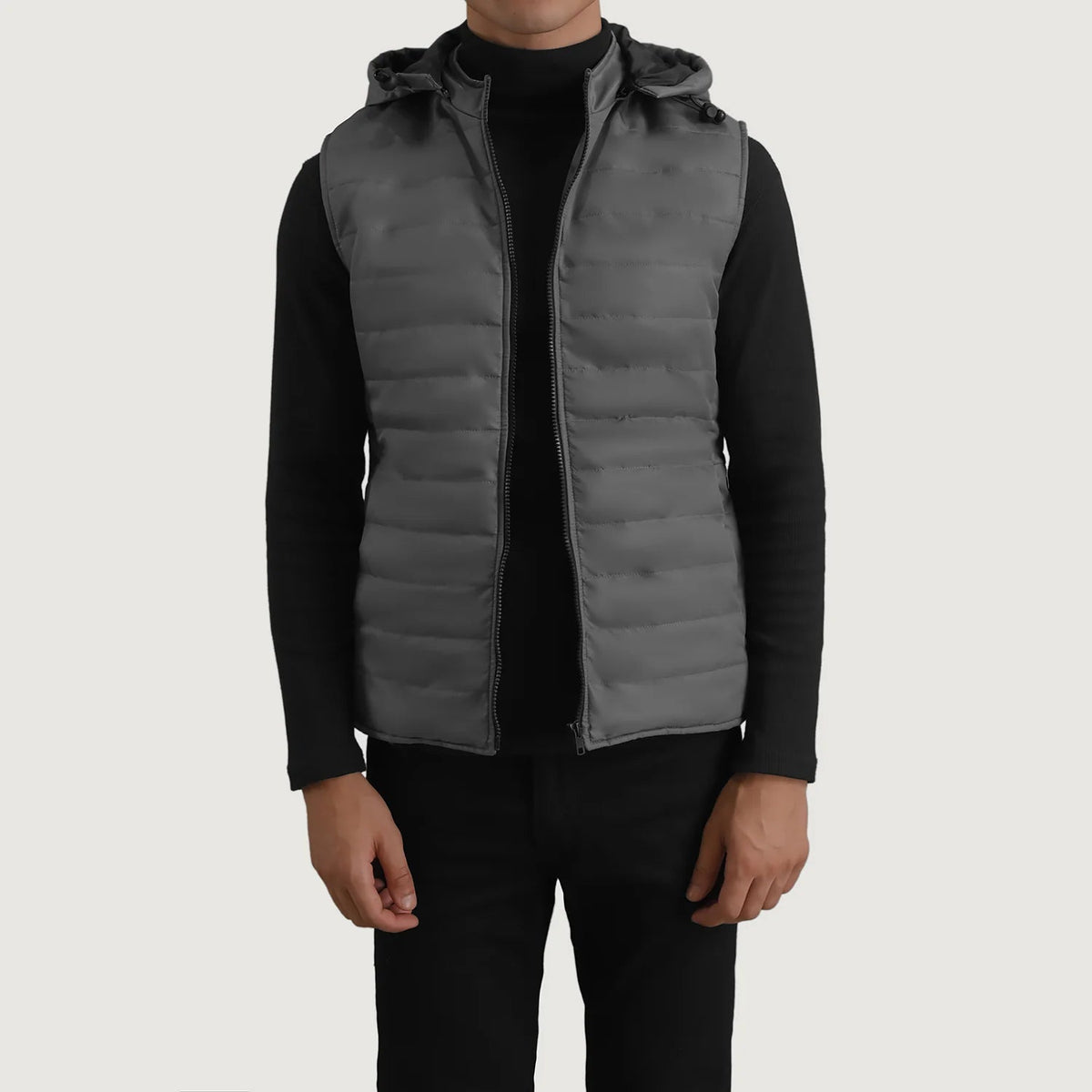 
Carlo Gris Doudoune sans manches à capuche pour Homme in Green Full-Grain Leather - Vue de face & silhouette ajustée | Acheter en ligne