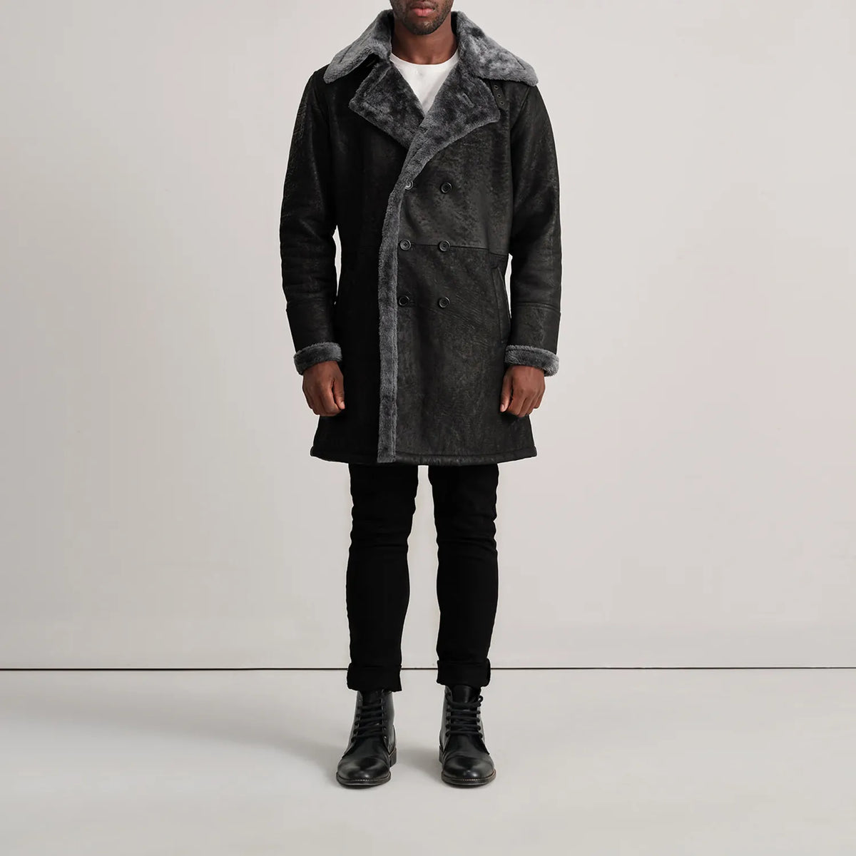 
Charles Manteau en Cuir Marron Shearling Manteau en Cuir pour Homme - Vue de profil mettant en valeur la coupe de manche ergonomique