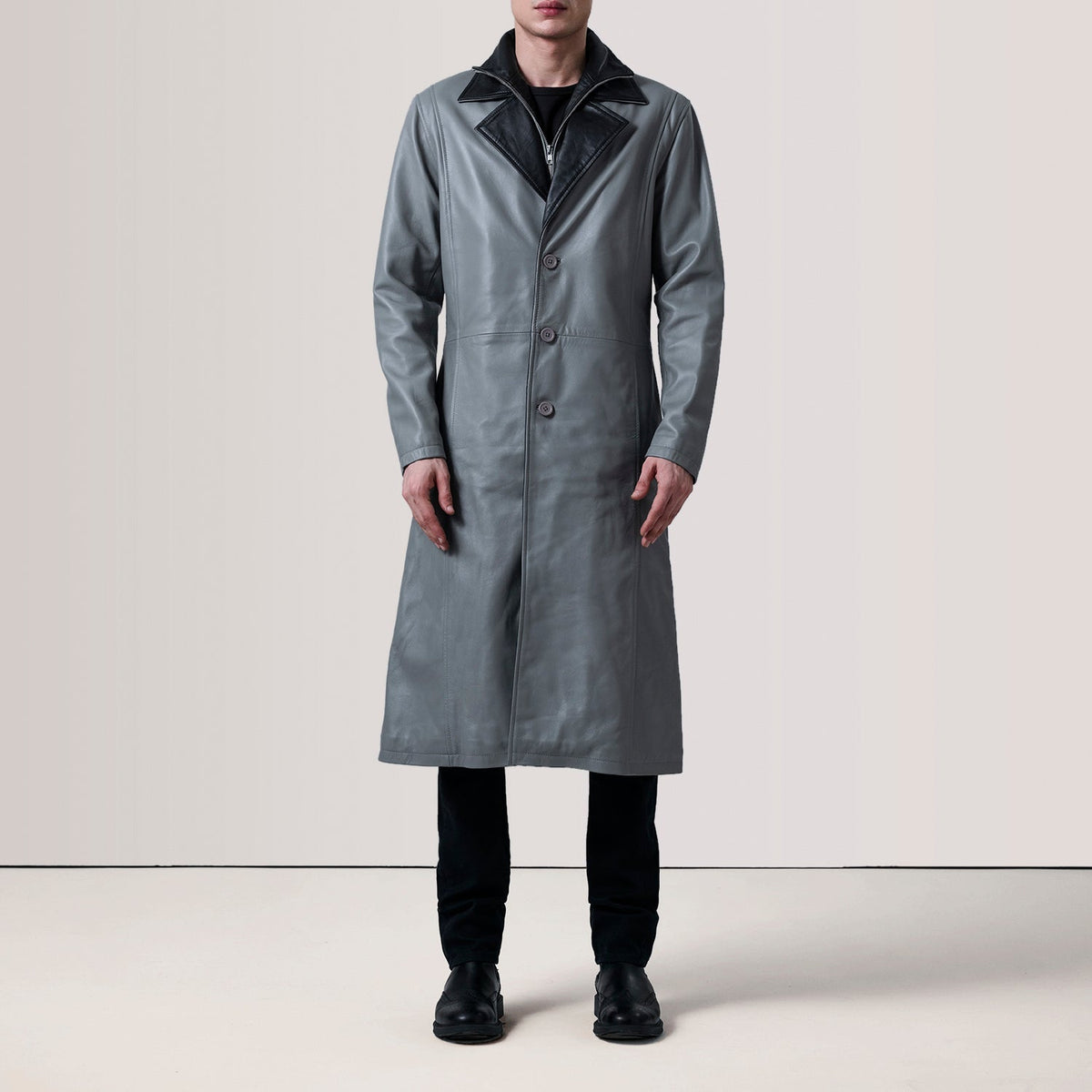 
Grey Sheepskin leather Coat - Vue arrière montrant la carrure ajustée et l'ourlet net