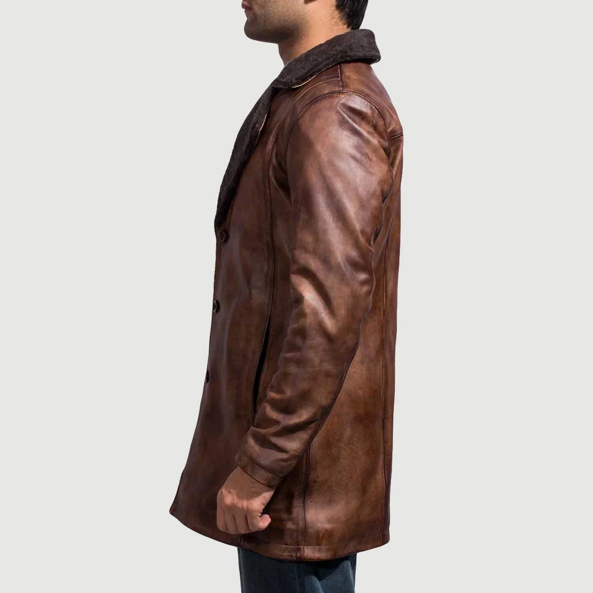 Vue détaillée of Notch &amp; Button Hardware on Men's Cinnamon Patine Usée Leather Fur Manteau en Cuir pour Homme