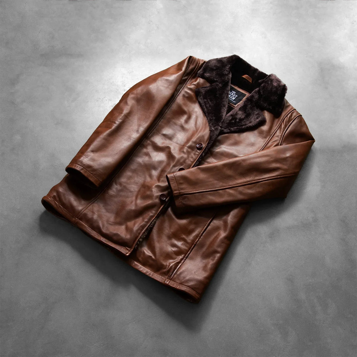 Open Hem &amp; Hem Craftsmanship Construction Detail on Men's Cinnamon Patine Usée Leather Fur Manteau en Cuir pour Homme