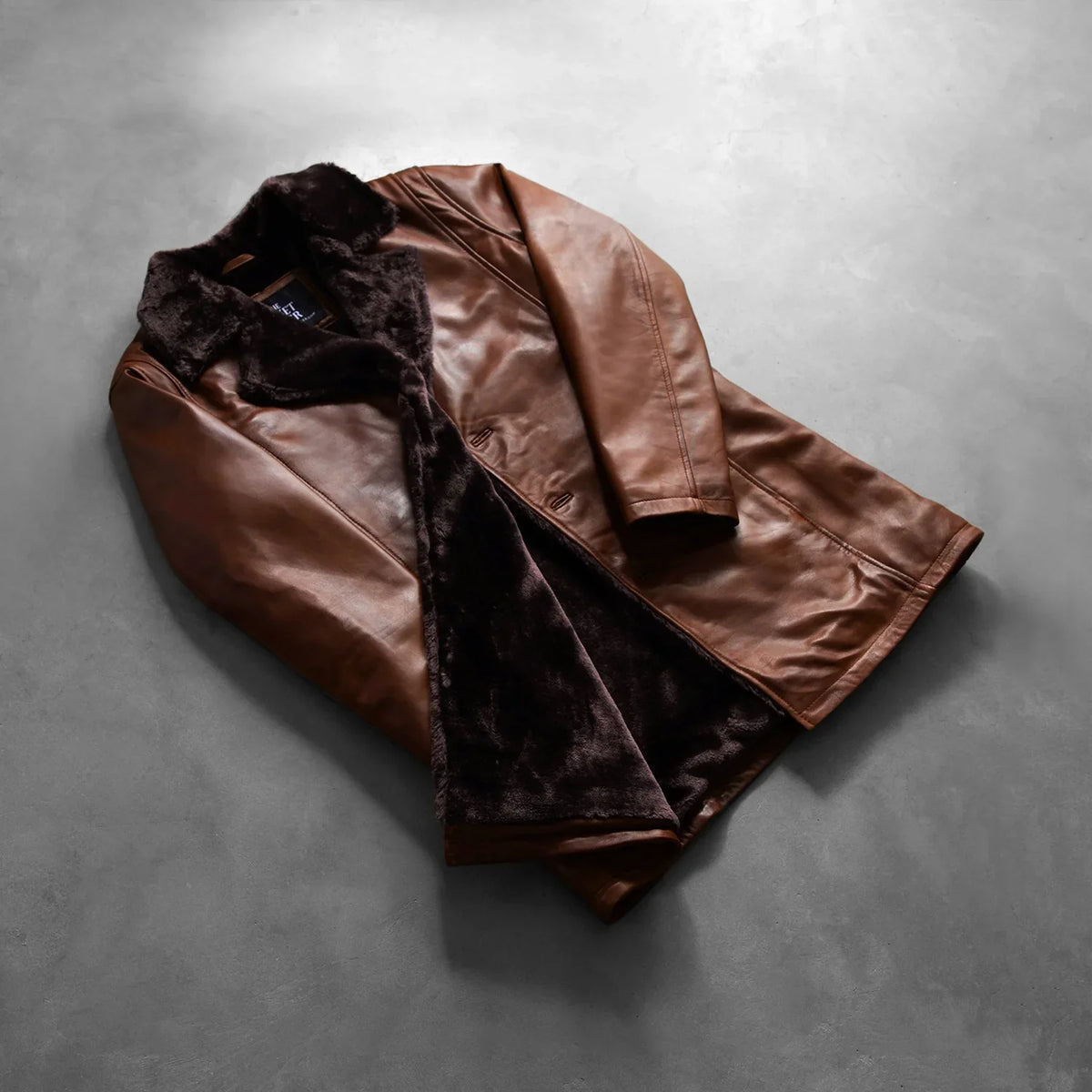 Styled Fit Perspective of Men's Cinnamon Patine Usée Leather Fur Manteau en Cuir pour Homme on Model - Natural Daylight Drape