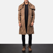 Classic Marron Leather Duster pour Homme in Distressed Brown Sheepskin Snuffed - Vue de face &amp; silhouette ajustée | Acheter en ligne