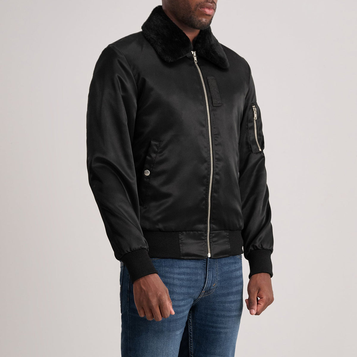 Black Satin Bomber Jacket - Vue arrière montrant la carrure ajustée et l'ourlet net