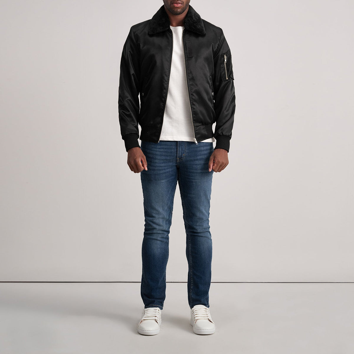 Clyde B-15 Black Bomber Jacket - Vue de profil mettant en valeur la coupe de manche