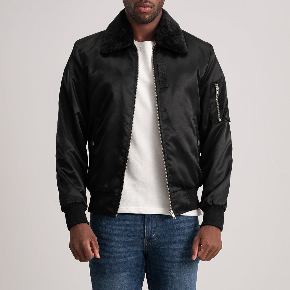 Vue détaillée of Removable faux fur collar &amp; Zipper Hardware on Clyde B-15 Black Bomber Jacket