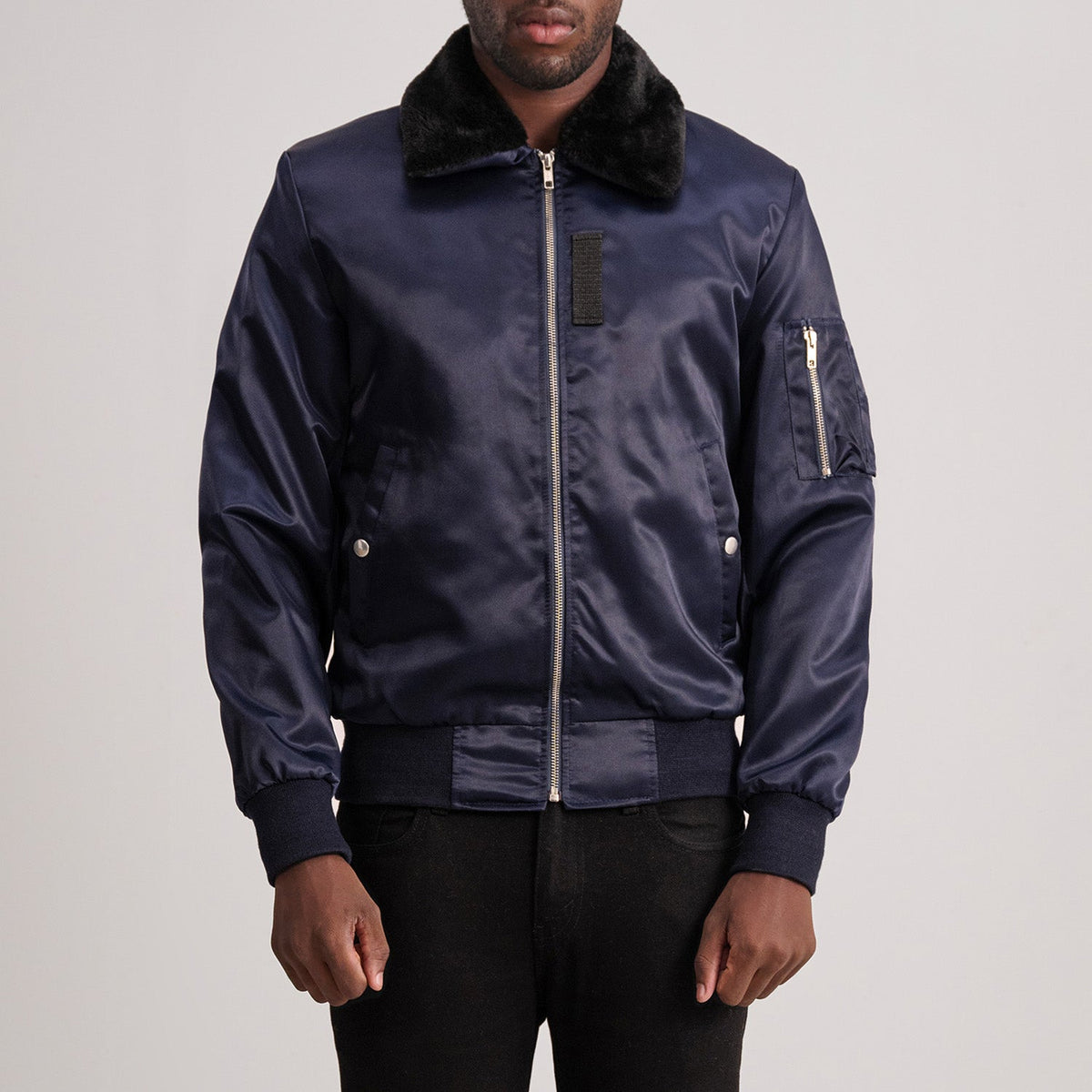 Clyde B-15 Bleu Blouson Bomber en Cuir pour Homme in Blue Satin - Vue de face &amp; silhouette ajustée | Acheter en ligne