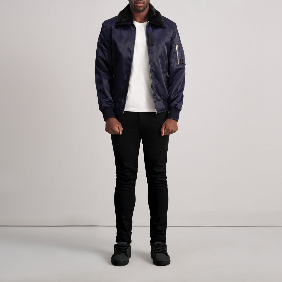 Vue détaillée of Removable faux fur collar &amp; Zipper Hardware on Clyde B-15 Bleu Blouson Bomber en Cuir pour Homme