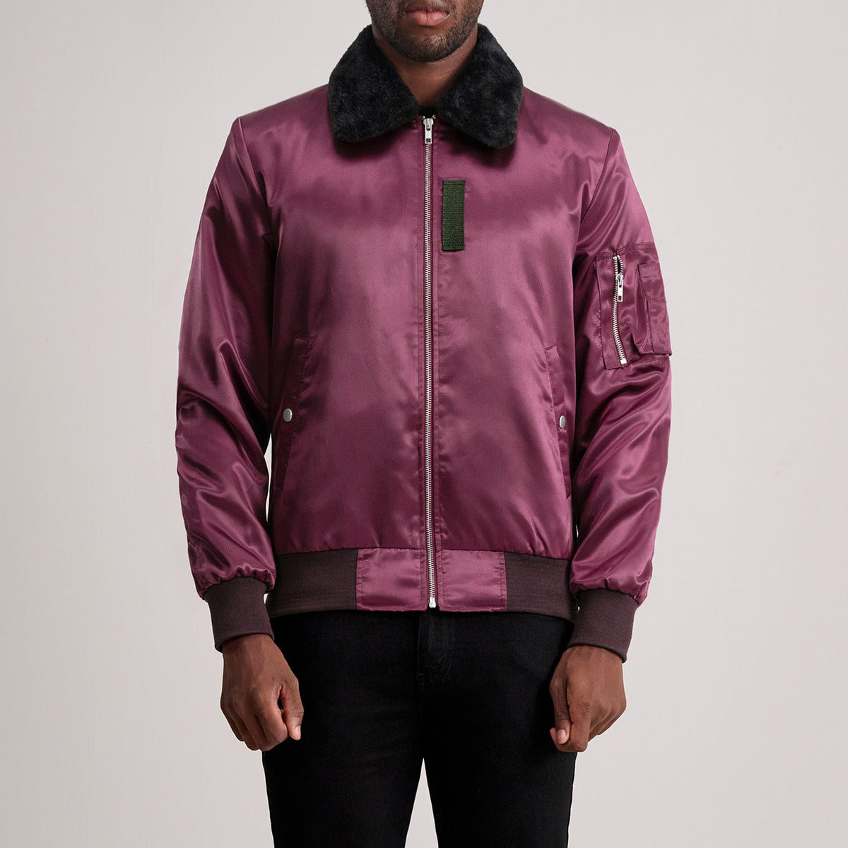 
Clyde B-15 Bordeaux Blouson Bombardier en Cuir pour Homme in Maroon Satin - Vue de face & silhouette ajustée | Acheter en ligne
