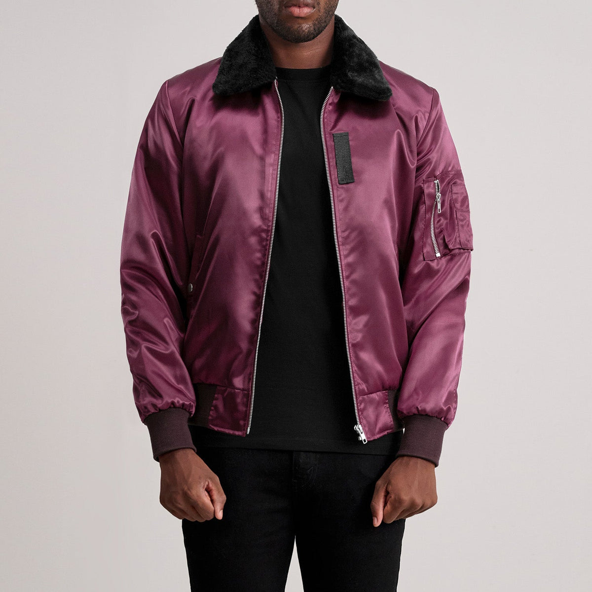 
Clyde B-15 Bordeaux Blouson Bombardier en Cuir pour Homme - Vue de profil mettant en valeur la coupe de manche ergonomique