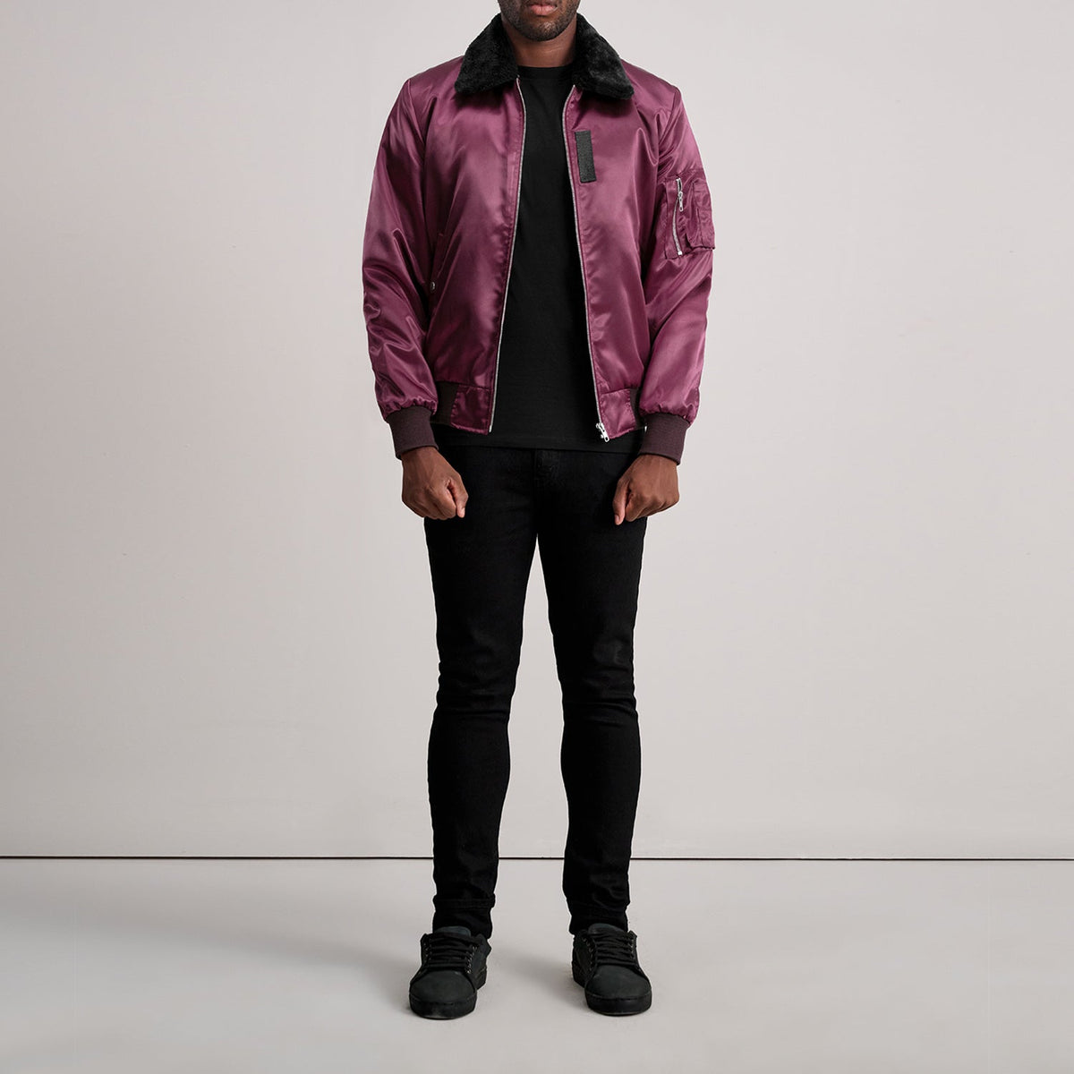 
Vue détaillée of Removable faux fur collar & Zipper Hardware on Clyde B-15 Bordeaux Blouson Bombardier en Cuir pour Homme