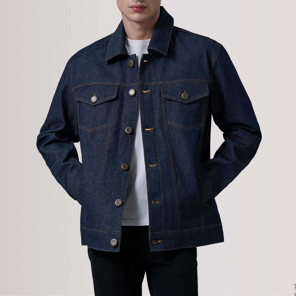 
Conard Ash Grey Denim Trucker Jacket For Men in Indigo Blue Full-Grain Leather - Vue de face & silhouette ajustée | Acheter en ligne