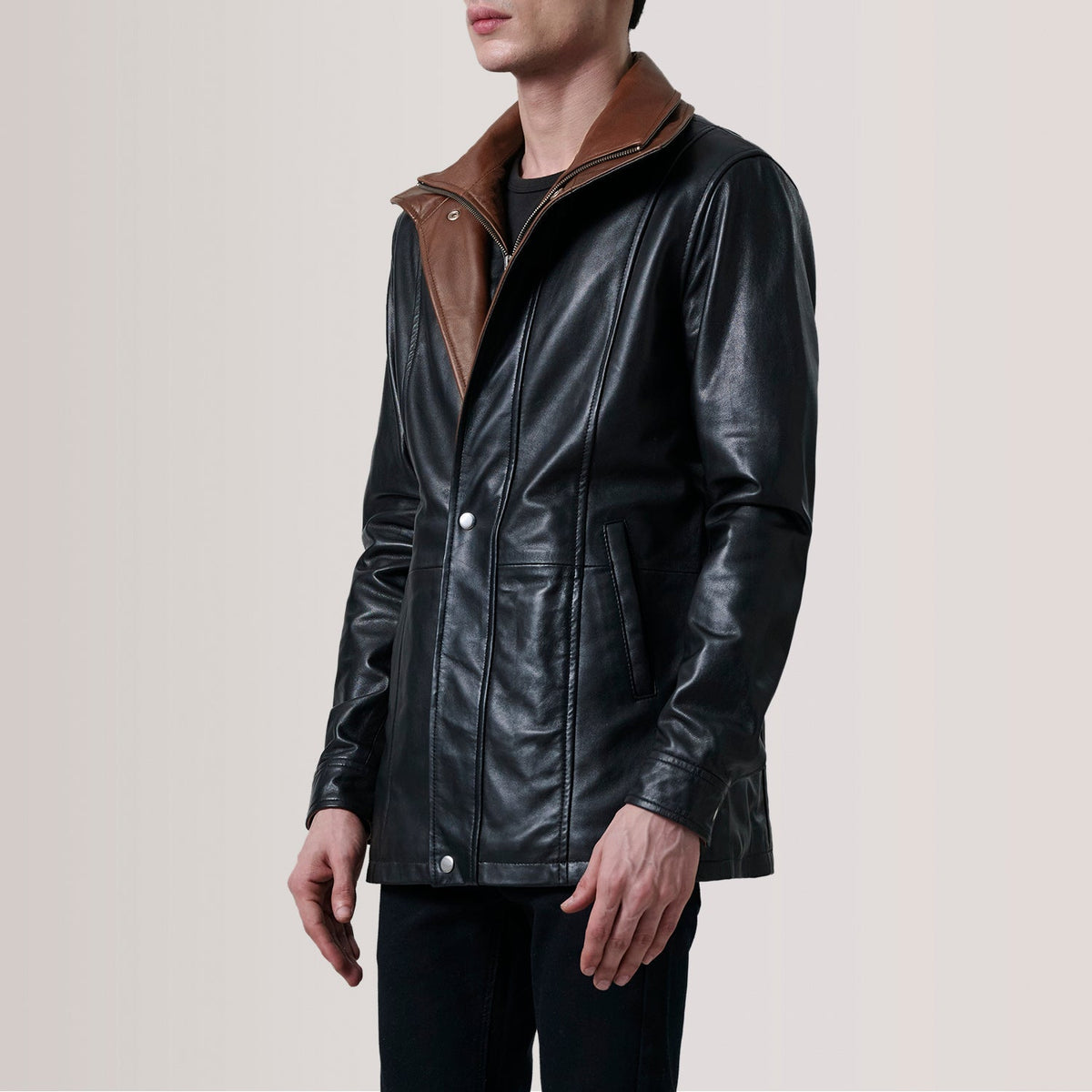 Connor Black Leather Coat For Men - Vue de profil avec coupe de manche ergonomique