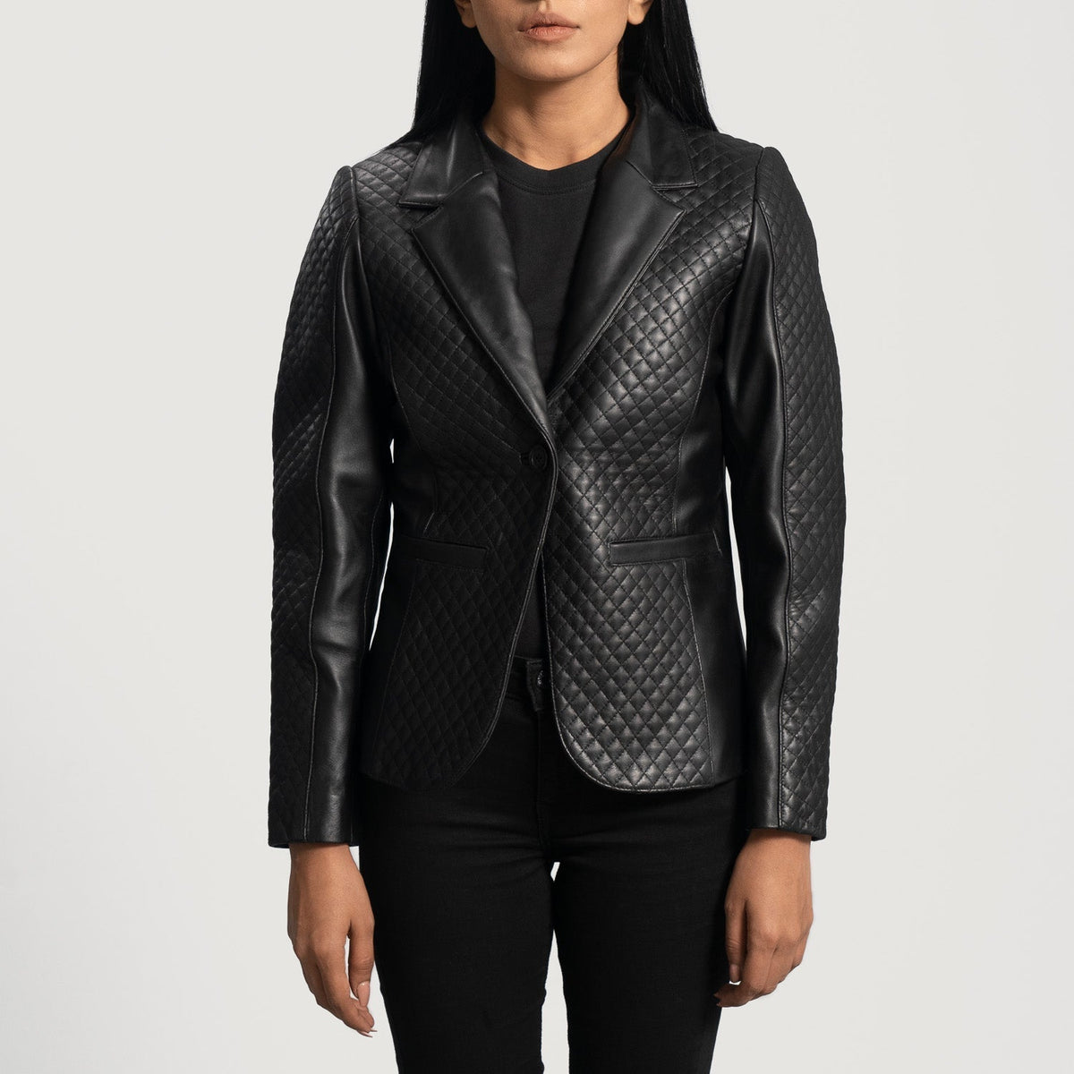 Women's Cora Matelassé Noir Blazer en Cuir en Cuir pour Femme in Black Sheepskin Leather - Vue de face &amp; silhouette ajustée | Acheter en ligne